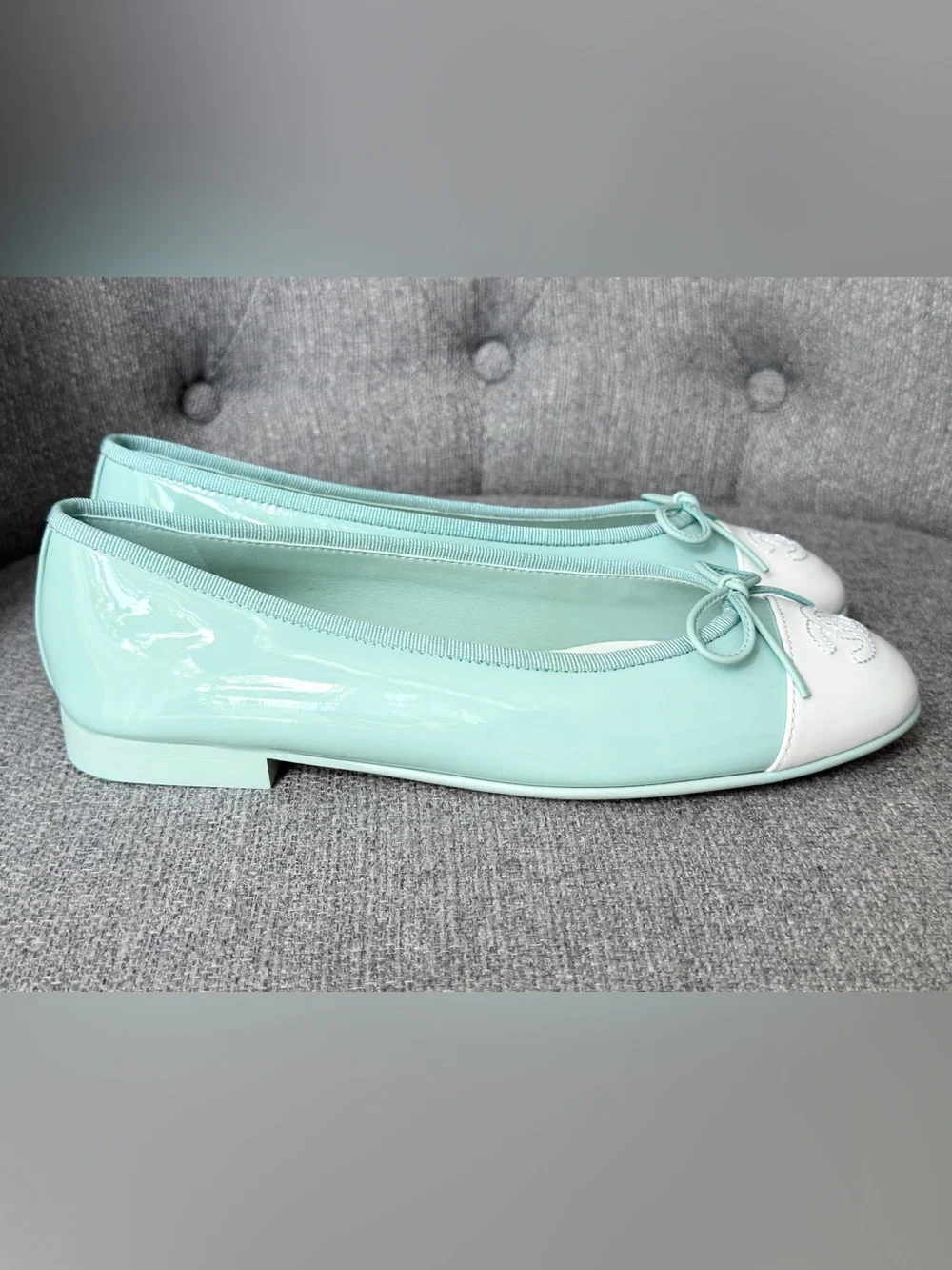 2026 CHANEL TURQUOISE PATENT LEATHER WHITE CC LOGO CAPTOE BALLET FLATS size 37C